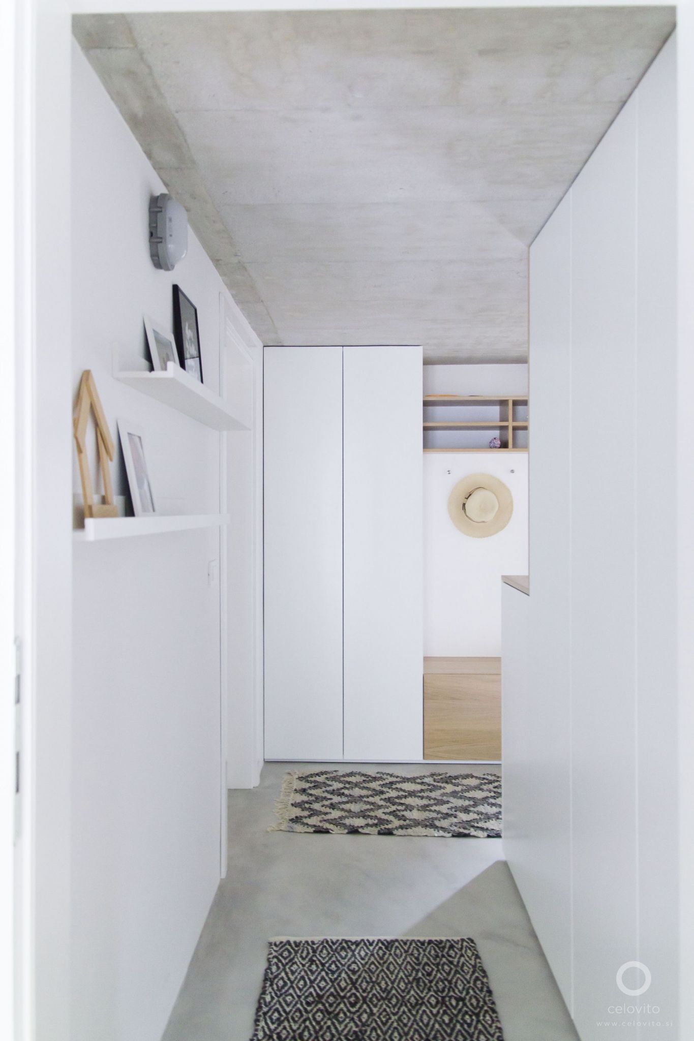 Hodnik Pogled iz spalnice proti predsobi.