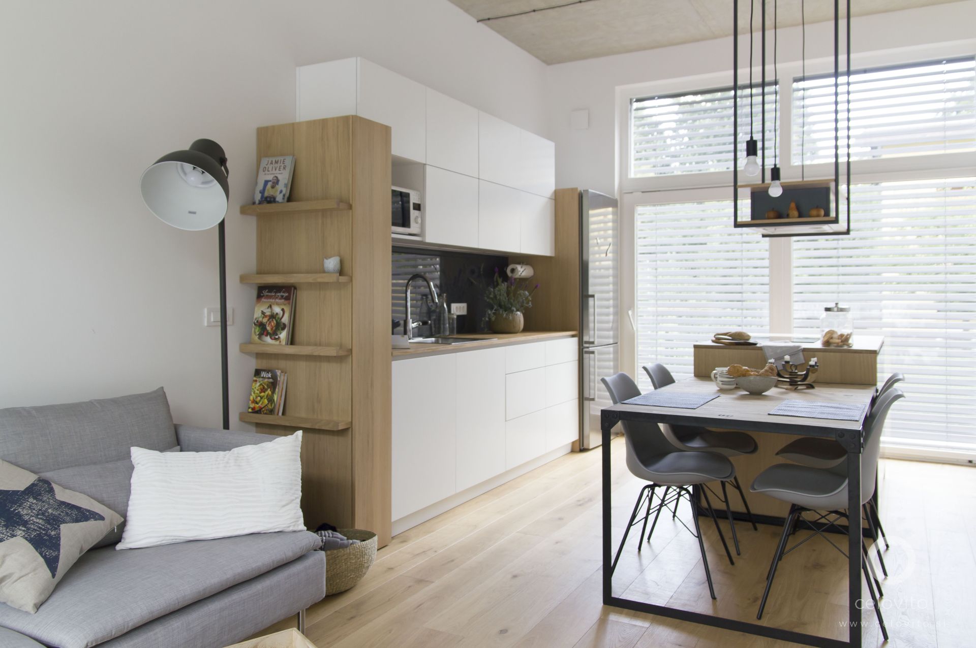 Kuhinja in jedilnica Pogled iz dnevne sobe proti kuhinji in jedilnici.