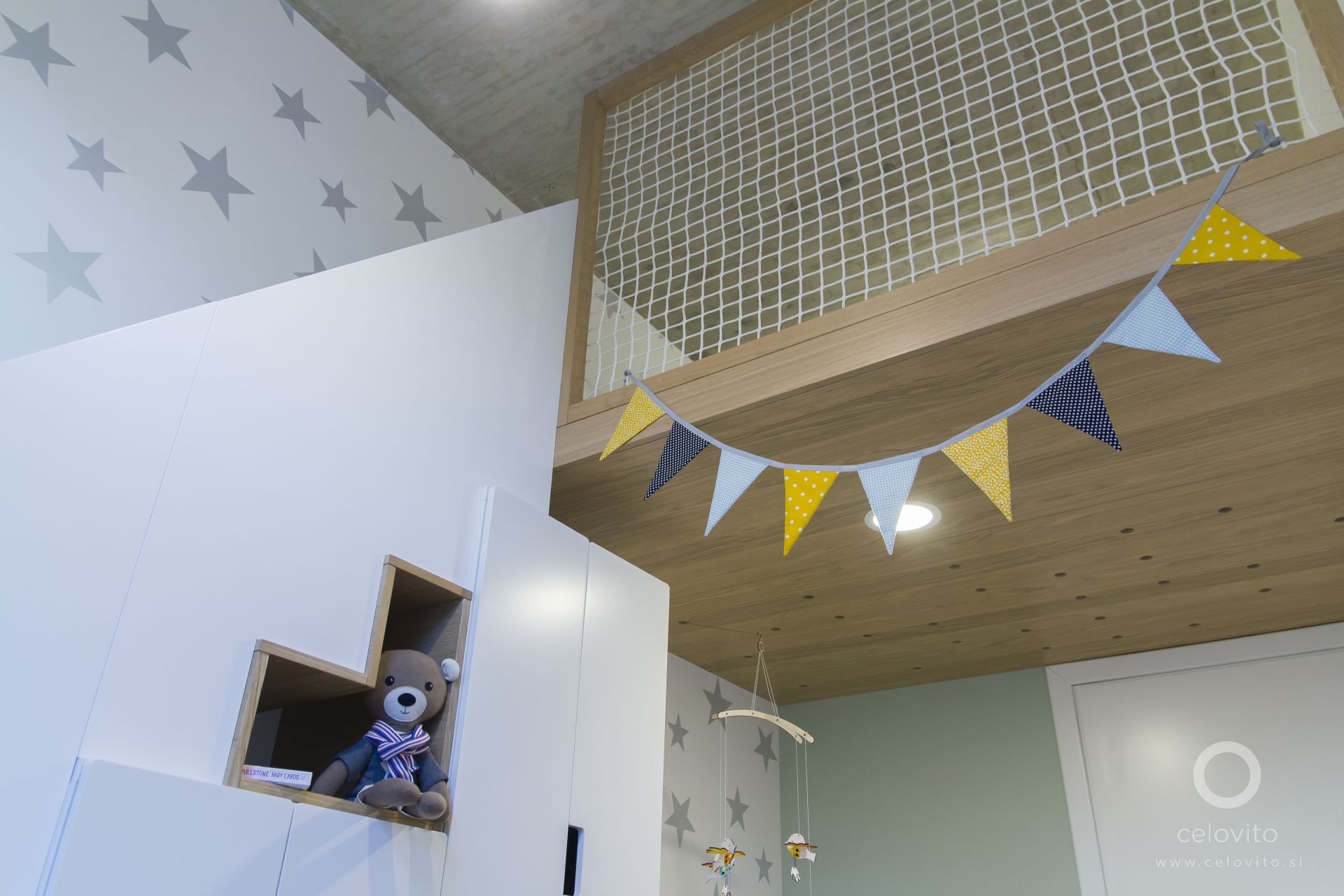 Otroška soba Dvignjen spalni del v otroški sobi.