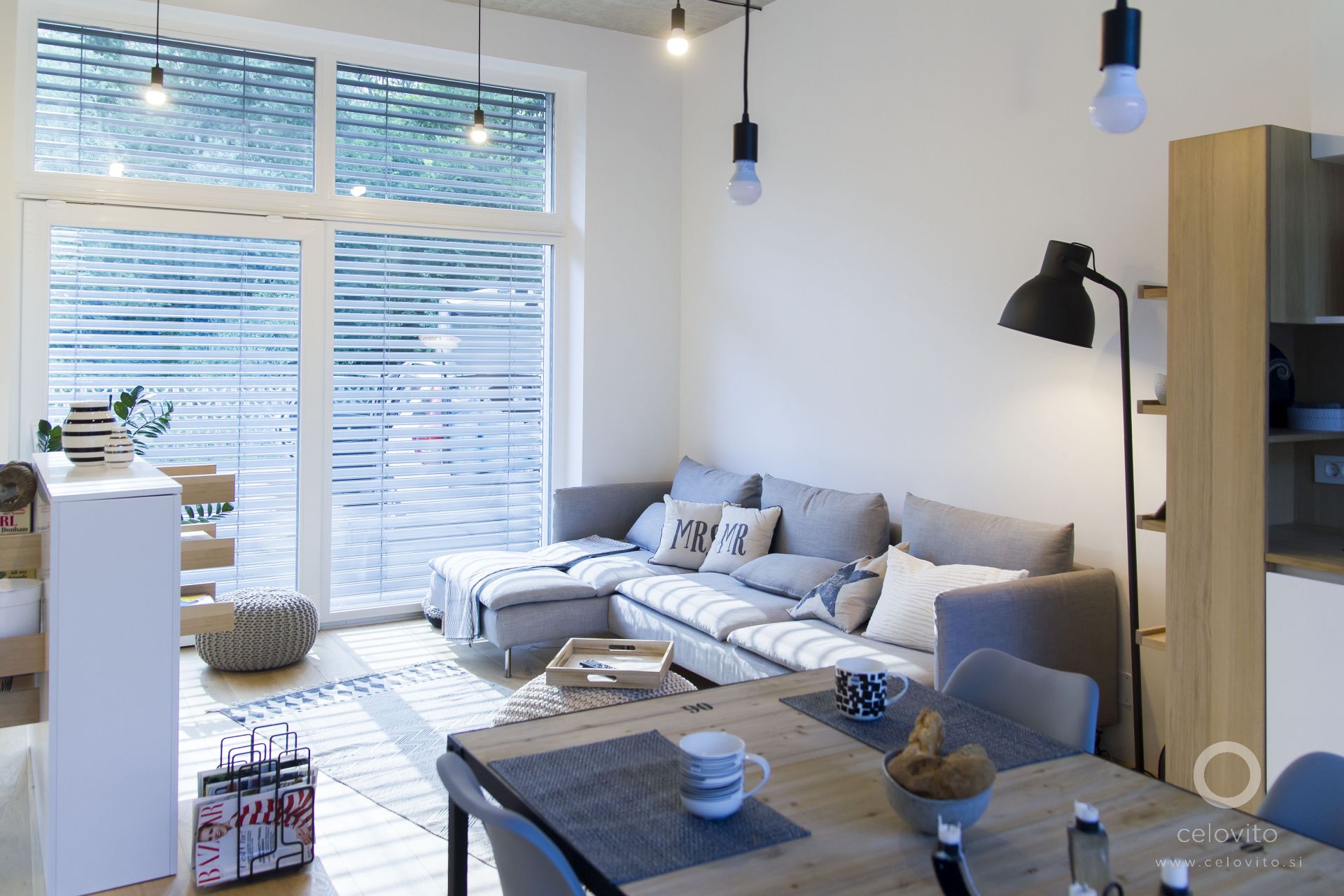 Dnevna soba Pogled iz jedilnice in kuhinje proti dnevni sobi.