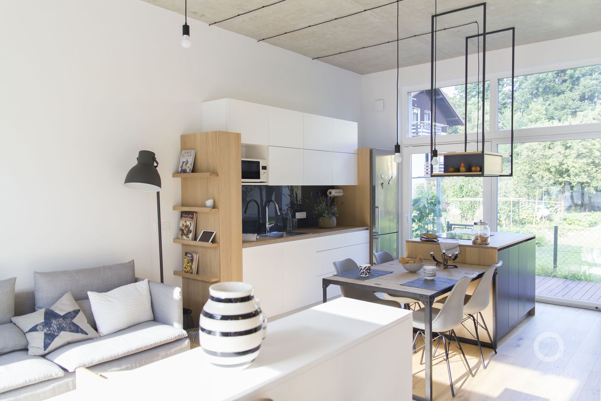 Jedilnica in kuhinja Pogled iz delovnega kotička proti kuhinji in jedilnici.