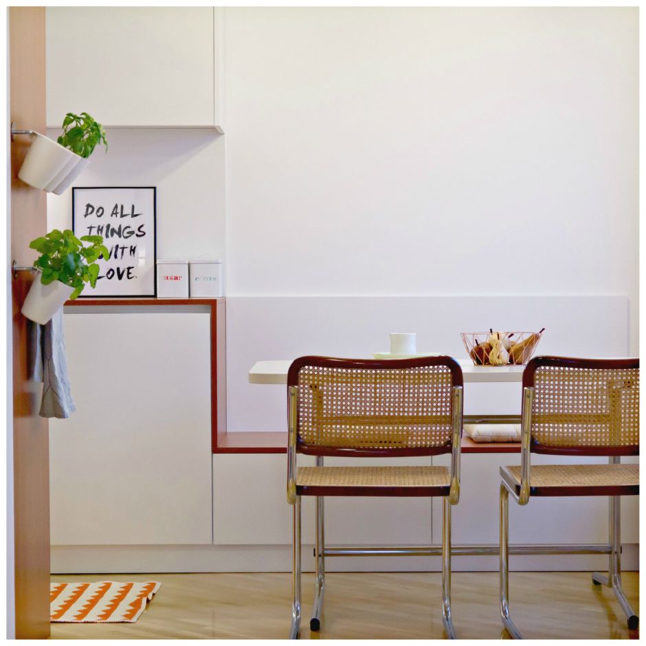 Vir: fotografija Celovito, pogled na kuhinjsko klop iz dnevne sobe