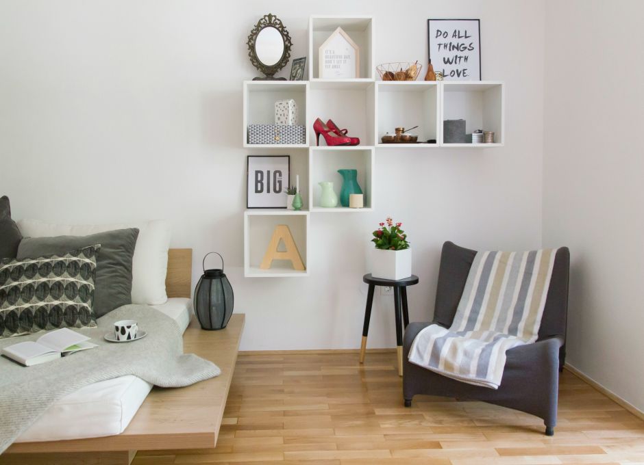 Pogled v dnevno sobo z prostorno počivalno zofo in bralnim kotičkom, fotografija Celovito, dodatki Formadoma