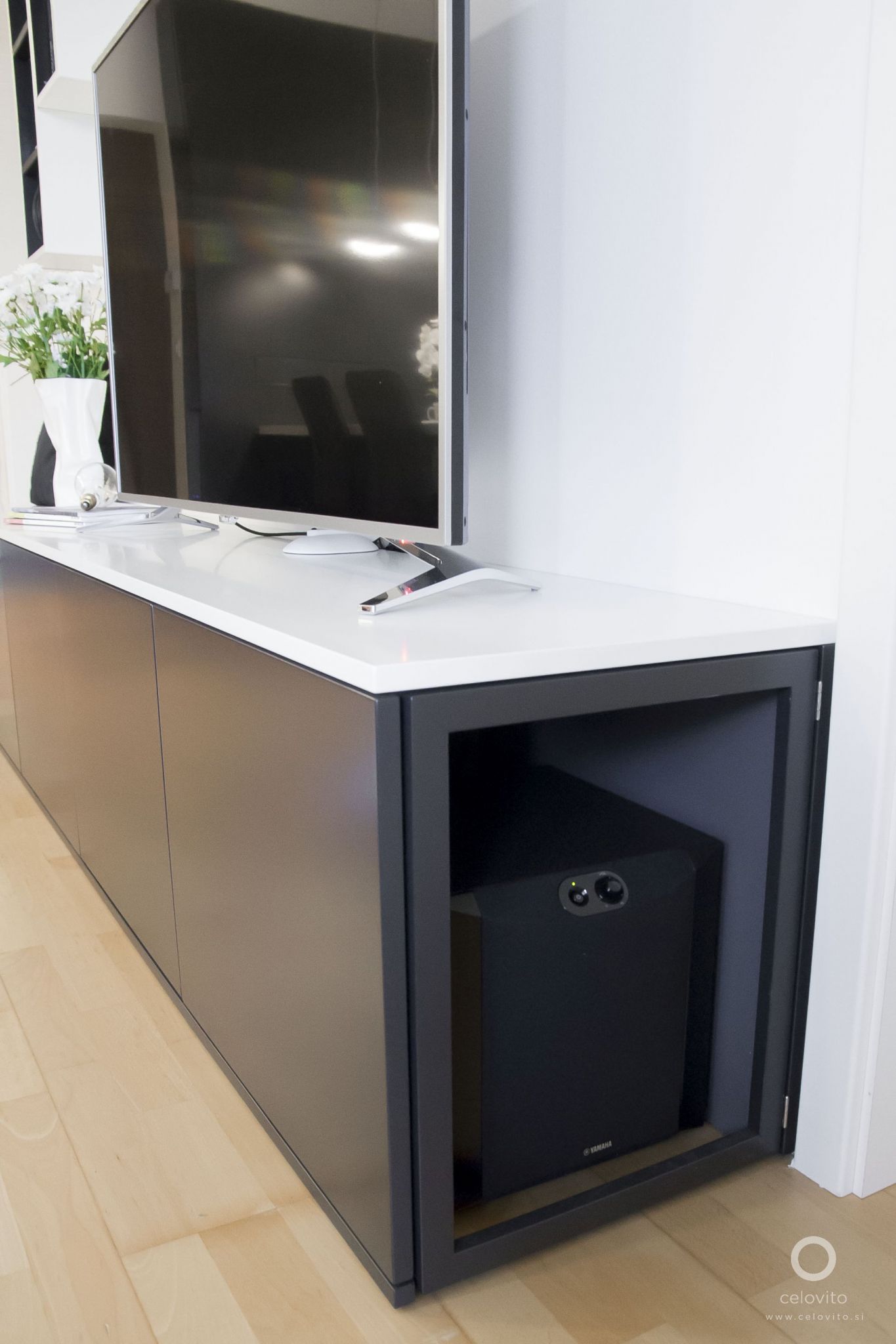 Omarica za subwoofer zaprta