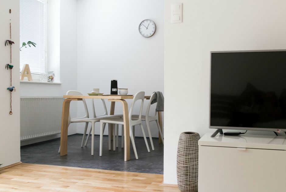 Pogled iz dnevne sobe v kuhinjo, fotgrafija Celovito